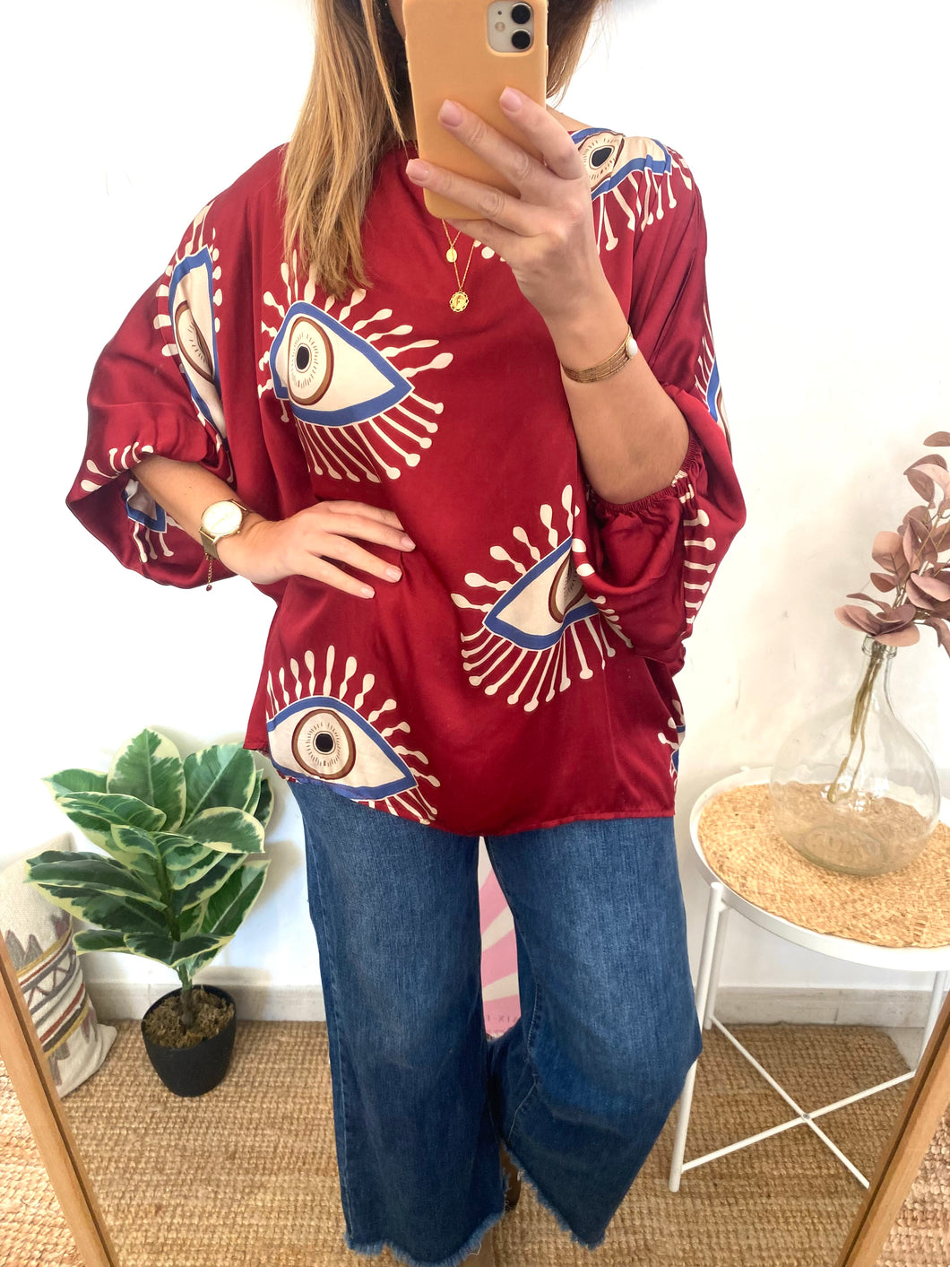 Blusa oversize estampa olhos vinho