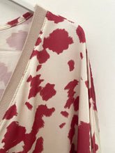 Carregar imagem no visualizador da galeria, Kimono acetinado padrão vaca rosa
