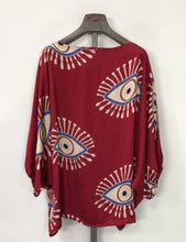 Carregar imagem no visualizador da galeria, Blusa oversize estampa olhos vinho
