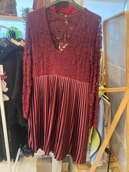 Vestido plissado com renda bordeaux