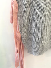 Carregar imagem no visualizador da galeria, Colete de malha cinza com fitinhas rosa
