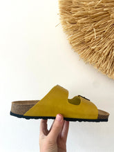 Carregar imagem no visualizador da galeria, Chinelo fivelas amarelo Cubanas
