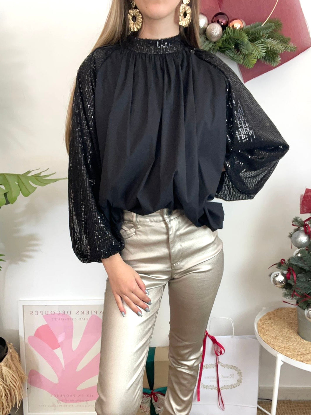 Blusa preta com mangas lantejoulas